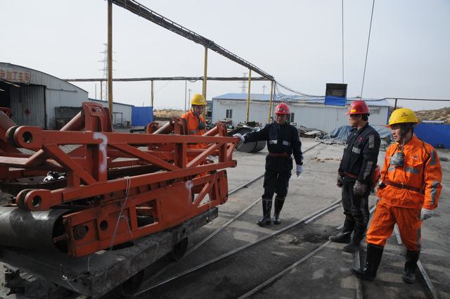 掘進公司領(lǐng)導(dǎo)下井跟值班解決項目部生產(chǎn)難題