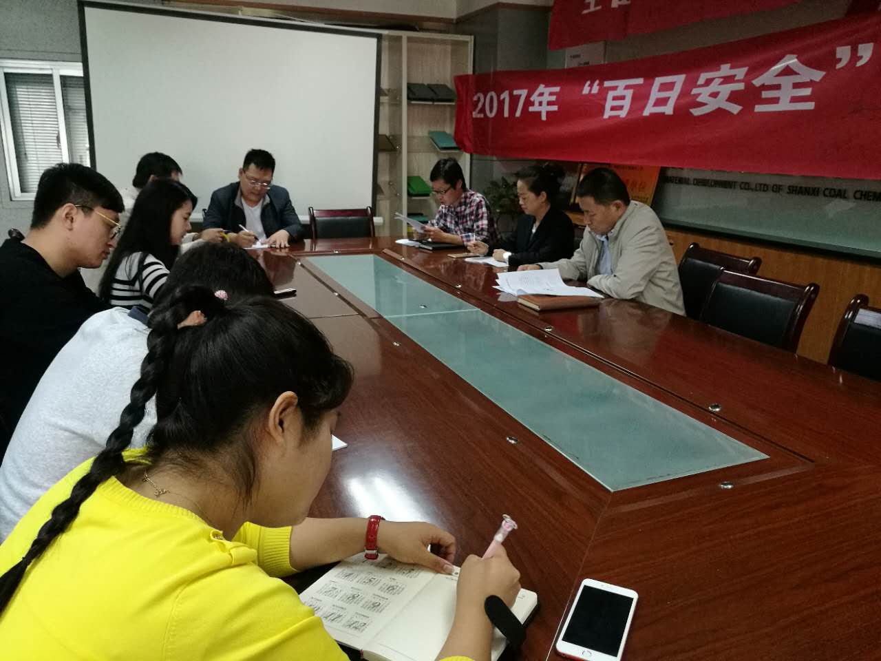 地基分公司認(rèn)真?zhèn)鬟_(dá)學(xué)習(xí)建設(shè)集團(tuán)干部大會精神