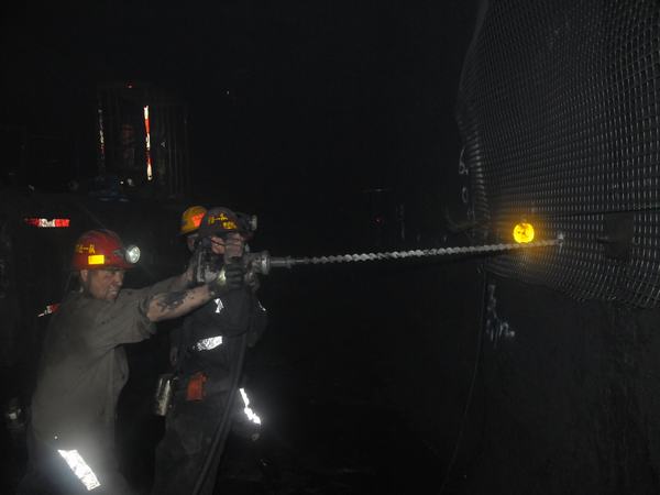 掘進(jìn)公司推進(jìn)百日安全活動(dòng)“穩(wěn)、準(zhǔn)、狠”