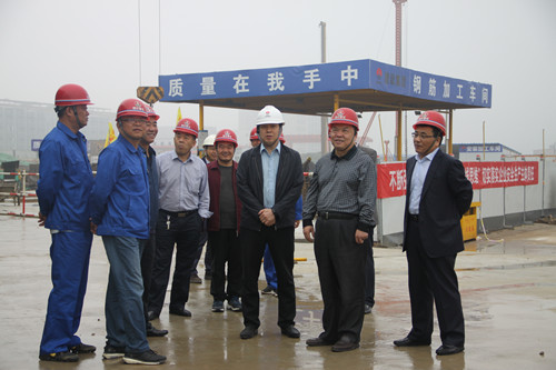 陜煤集團(tuán)總經(jīng)理助理、建設(shè)集團(tuán)聯(lián)合黨委書記、董事長寧興剛一行蒞臨天工公司陜煤研究院西安總部工地視察指導(dǎo)工作