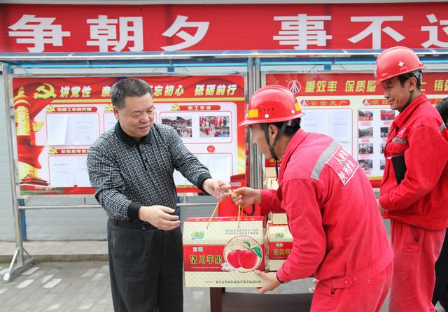 陜煤集團(tuán)總經(jīng)理助理、建設(shè)集團(tuán)聯(lián)合黨委書記、董事長寧興剛一行深入礦建二公司冶坪項(xiàng)目部慰問一線職工