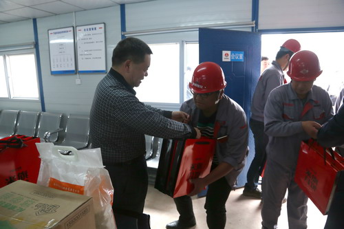 陜煤集團(tuán)總經(jīng)理助理、建設(shè)集團(tuán)聯(lián)合黨委書記、董事長寧興剛一行深入基層慰問一線員工