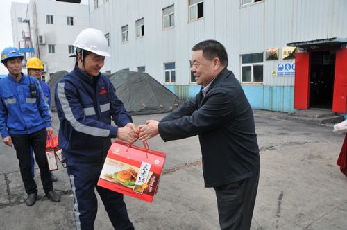 陜煤集團總經理助理、建設集團聯合黨委書記、董事長寧興剛一行節(jié)日期間深入洗選煤運營公司基層慰問一線員工