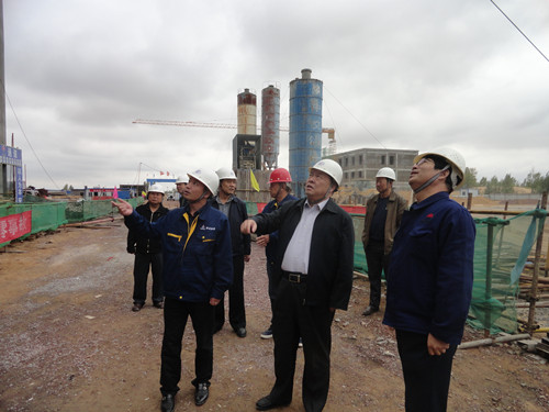 陜煤集團總經理助理、建設集團聯合黨委書記、董事長寧興剛一行中秋節(jié)深入曹家灘項目工地視察慰問