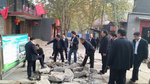 陜西省國資委領(lǐng)導深入韓城分公司承建的“三供一業(yè)”改造施工現(xiàn)場檢查指導工作