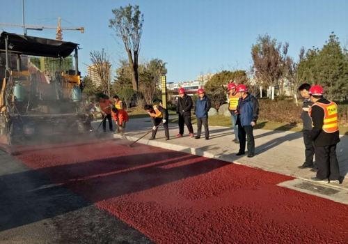 追趕超越，完成彩色路面工程，實現(xiàn)第一階段目標