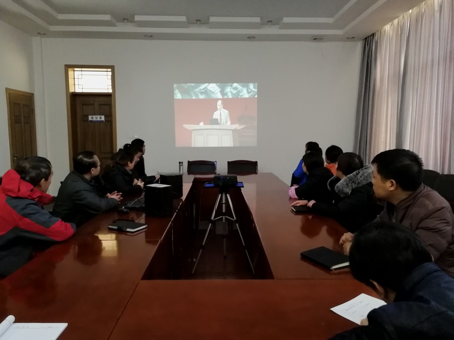 礦建三公司機關干部員工集中觀看視頻講座《不忘初心 方得始終》