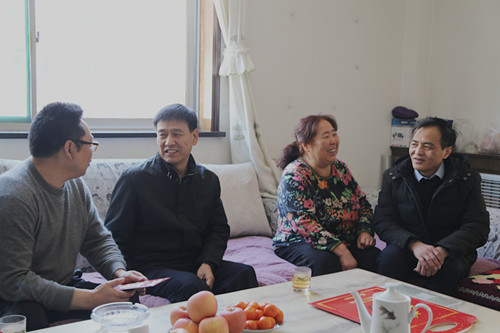 建設(shè)集團(tuán)聯(lián)合黨委副書記、紀(jì)委書記、工會主席侯本英走訪慰問機(jī)電安裝公司困難職工