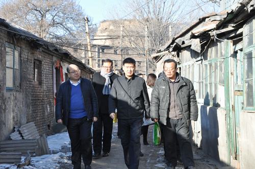 建設(shè)集團(tuán)聯(lián)合黨委副書記、紀(jì)委書記、工會主席侯本英 為韓城分公司困難職工送來春節(jié)祝福