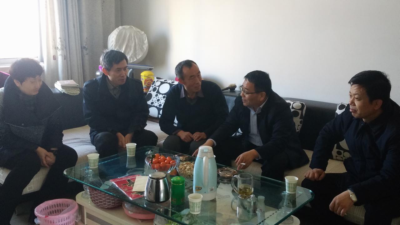 建設(shè)集團副總經(jīng)理王明智慰問礦建三公司困難職工