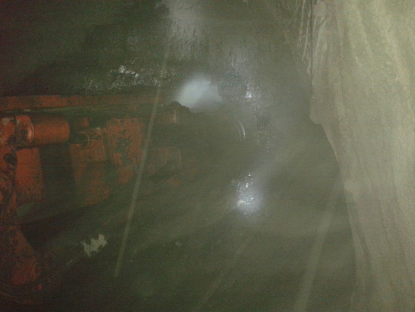 礦建三公司雙龍項目部108綜采工作面回風(fēng)順槽與西翼輔助運輸巷順利貫通