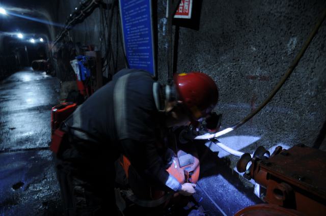 陜煤建設(shè)掘進(jìn)公司曹家灘項目部全覆蓋式檢查夯實“安全生產(chǎn)月”活動基礎(chǔ)