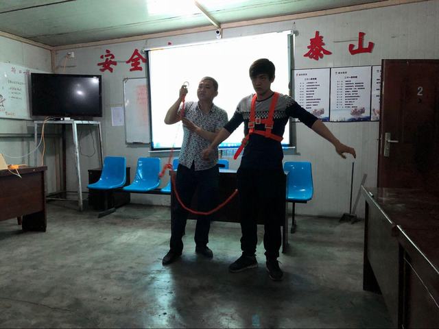 陜煤建設(shè)掘進(jìn)公司北翼項目部現(xiàn)身說教加強高空作業(yè)過程控制