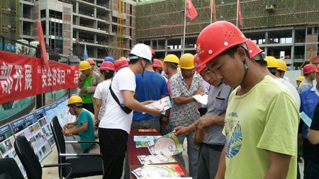 陜煤建設(shè)天工公司開(kāi)展安全生產(chǎn)月咨詢(xún)活動(dòng)為安全生產(chǎn) “充電”