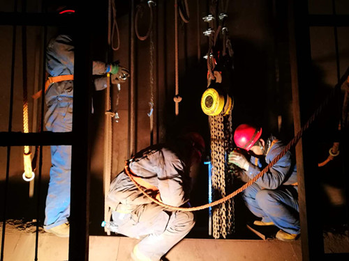 陜煤建設(shè)機(jī)電安裝公司酒鋼項(xiàng)目部“快、準(zhǔn)、穩(wěn)”調(diào)試罐籠記