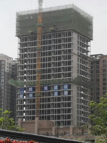 陜煤建設(shè)天工公司雅荷項目部奮力沖刺雅荷中央廣場1、2#樓封頂