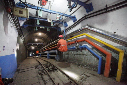 陜煤建設(shè)機(jī)電安裝公司冶坪項(xiàng)目部“猴車(chē)”安裝進(jìn)行時(shí)