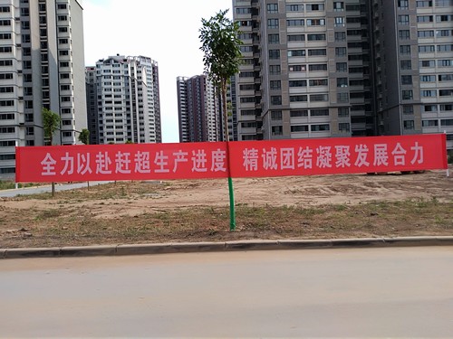 冒高溫 戰(zhàn)酷暑，他們始終在堅(jiān)守