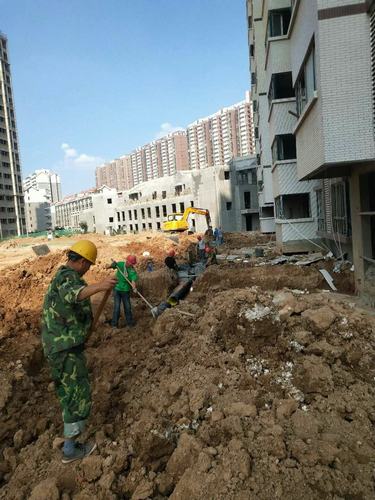 他們?yōu)樵賱?chuàng)銅煤新輝煌戰(zhàn)高溫、斗酷暑