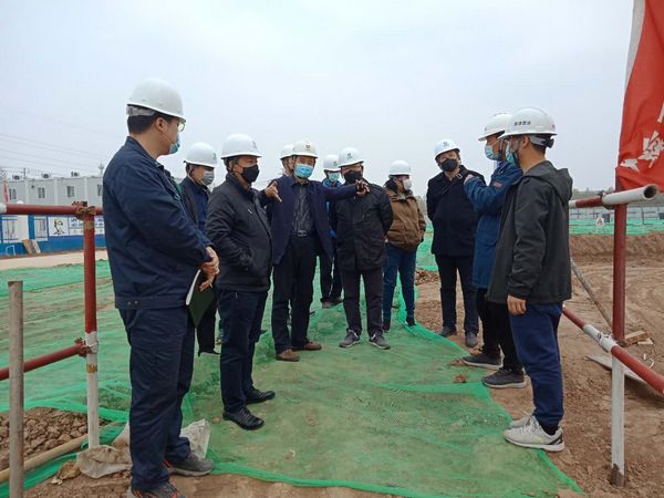 中央儲(chǔ)備糧新建項(xiàng)目領(lǐng)導(dǎo)小組組長(zhǎng)、指揮部指揮長(zhǎng)、副總經(jīng)理王錄印蒞臨天工公司中儲(chǔ)糧項(xiàng)目檢查指導(dǎo)工作
