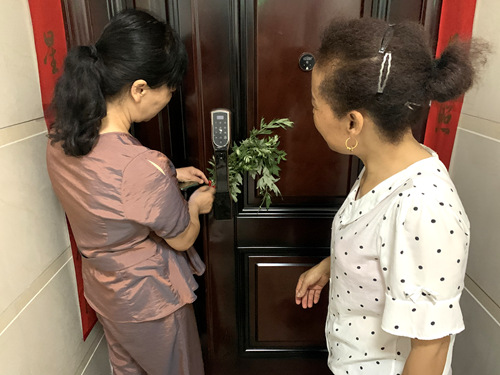 陜煤建設(shè)公司：龍灣水境小區(qū)物業(yè)開展“送艾草、迎端午”活動