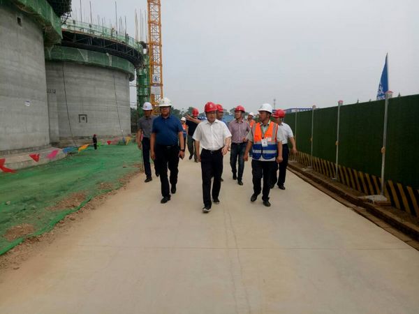 中儲糧西安分公司總經(jīng)理戴中文、新建項目領(lǐng)導小組組長王錄印蒞臨天工公司承建的中儲糧淺圓倉工地檢查指導工作