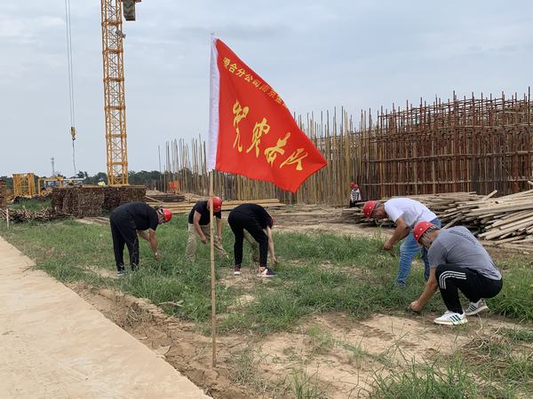 陜煤建設(shè)渭南分公司南京金龍項(xiàng)目黨支部讓“黨員突擊隊(duì)”旗幟在工地高高飄揚(yáng)