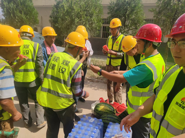 陜煤建設(shè)咸陽(yáng)分公司第六項(xiàng)目部開展“夏日送清涼”活動(dòng)