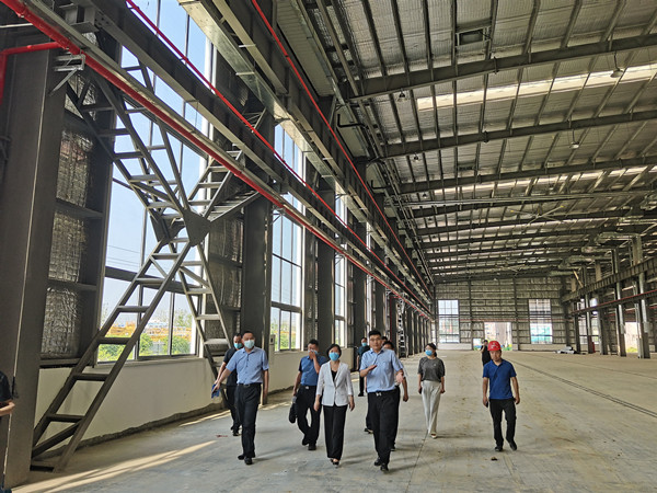 河南省長葛市市長張曉麗一行深入陜煤建設(shè)渭南分公司河南龐源塔式起重機(jī)項目調(diào)研指導(dǎo)工作