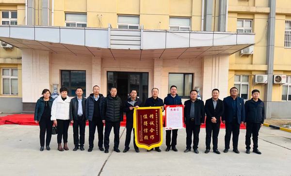 陜煤建設(shè)銅煤公司收到建設(shè)單位錦旗， 在建項(xiàng)目獲多方認(rèn)可