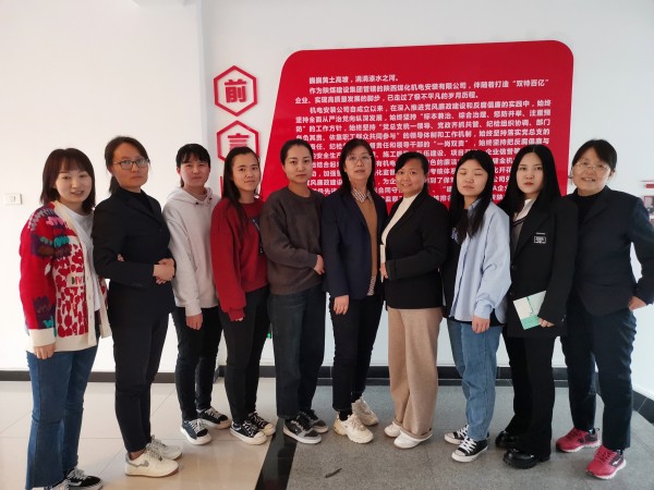 揉肩挑重任  巾幗花開(kāi)別樣紅