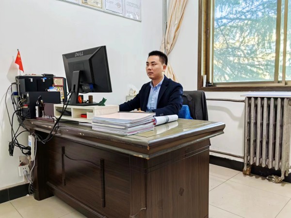 甘為人梯托青云 向陽(yáng)桃李易為春