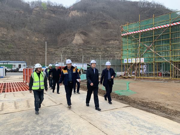 陜西彬長(zhǎng)集團(tuán)有限公司董事長(zhǎng)、黨委書(shū)記一行蒞臨陜煤建設(shè)天工公司承建的儲(chǔ)煤倉(cāng)工地檢查指導(dǎo)工作