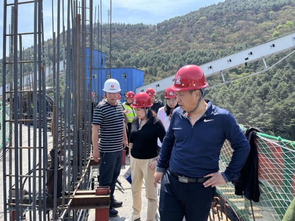 煤炭工業(yè)邯鄲工程造價管理站站長叢樹茂一行蒞臨陜煤建設咸陽分公司雙龍項目部實地調(diào)研