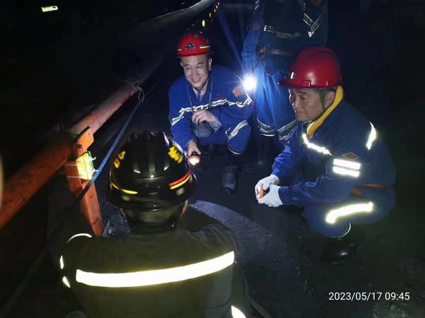 黃陵建莊礦業(yè)有限公司董事長雷貫亮深入陜煤建設礦建二公司建莊項目部檢查安全質(zhì)量標準化工作