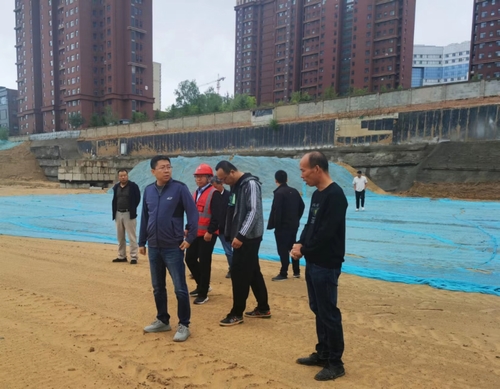 榆林市城市投資房地產(chǎn)開(kāi)發(fā)有限公司執(zhí)行董事、總經(jīng)理徐鯤一行蒞臨榆溪圣境項(xiàng)目檢查指導(dǎo)工作