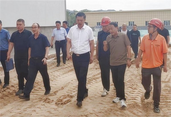 綏德縣縣委副書記、縣長王誠一行蒞臨陜煤建設路橋分公司綏德縣第二凈水廠工程調研