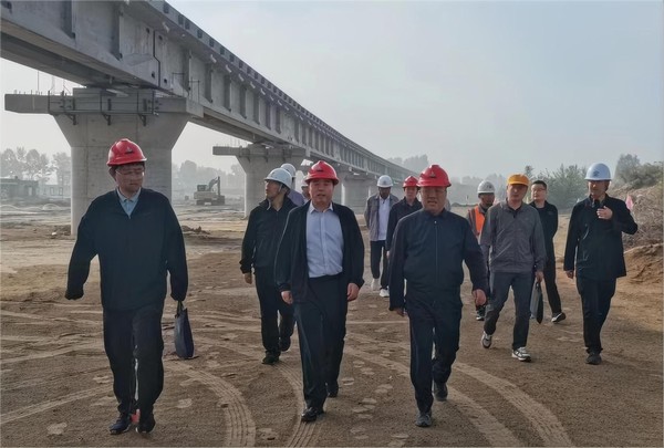 陜西鐵路物流集團副總經(jīng)理李博一行陜西鐵路物流集團副總經(jīng)理李博一行深入陜煤建設路橋分公司靖神鐵路項目檢查指導靖神鐵路項目檢查指導
