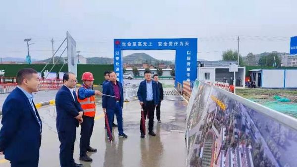 陜煤集團紀(jì)檢監(jiān)察三室主任楊勝利、鄉(xiāng)村振興辦副主任楊偉一行到陜煤建設(shè)天工公司承建的漢陰實驗中學(xué)項目檢查指導(dǎo)工作