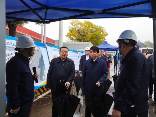 榆林市委副書記、市長張勝利一行蒞臨陜煤建設(shè)承建的上郡北路道路綜合整治提升項目觀摩指導(dǎo)工作