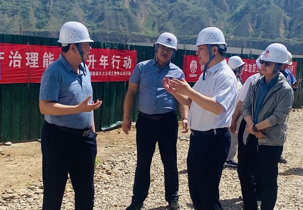 陜煤集團(tuán)基本建設(shè)部高級主任師楊景輝一行蒞臨陜煤建設(shè)天工公司承建的胡孟改擴(kuò)建項(xiàng)目檢查指導(dǎo)工作