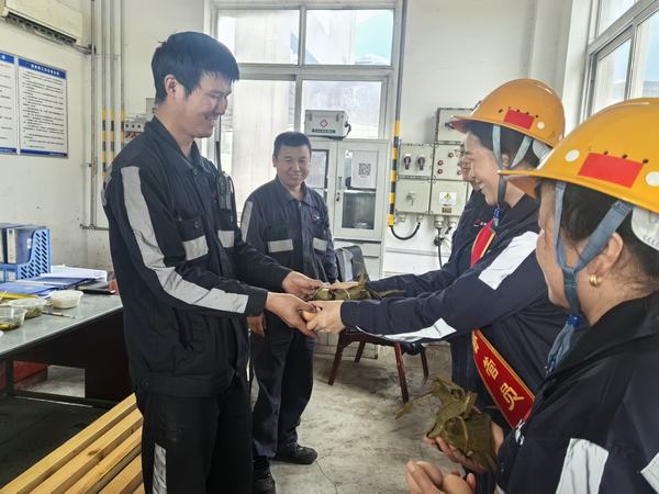 陜煤建設(shè)洗選煤運營公司神渭蒲城運營項目部：當(dāng)端午節(jié)遇上安全月  職工“粽”享安全