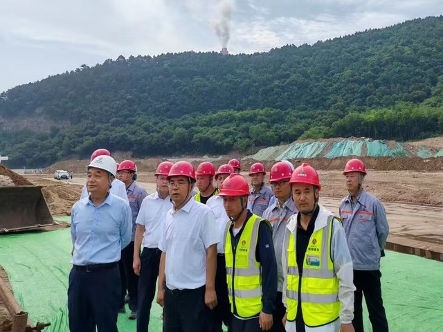 黃陵礦業(yè)領(lǐng)導(dǎo)趙小兵赴店頭電廠樁基項目工地檢查指導(dǎo)工作