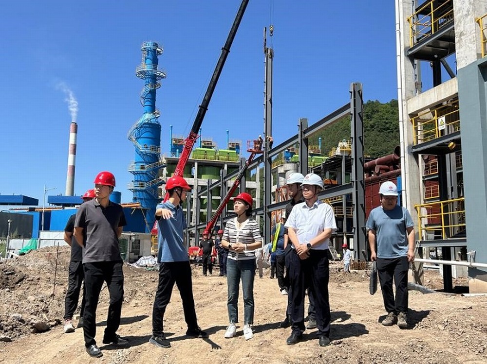 陜西建材科技集團(tuán)副總經(jīng)理杜永康一行深入黃陵煤矸石制陶粒項目調(diào)研指導(dǎo)