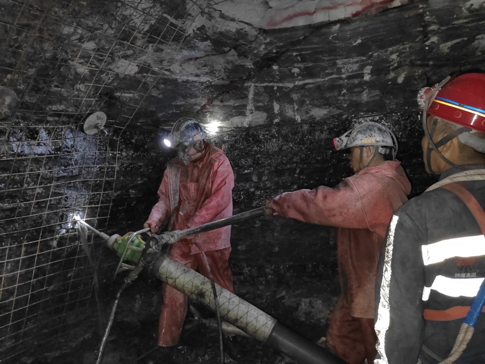 陜煤建設(shè)礦建三公司承建的貫屯煤礦西翼進(jìn)、回風(fēng)立井圓滿完成揭煤工作