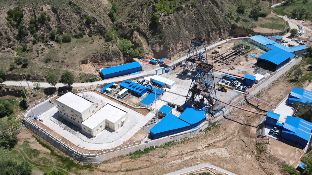 陜煤建設(shè)礦建三公司承建的華龍煤業(yè)貫屯煤礦西翼進(jìn)、回風(fēng)立井煤門順利完工