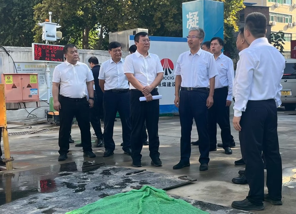 渭南市委副書(shū)記、市長(zhǎng)陳曉勇一行蒞臨陜煤建設(shè)渭南分公司承建的梅園新村項(xiàng)目督導(dǎo)檢查工作