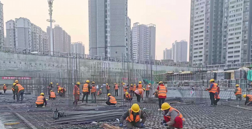 陜煤建設(shè)新龍城直屬項目部：國慶假日不打烊，熱火朝天忙生產(chǎn)