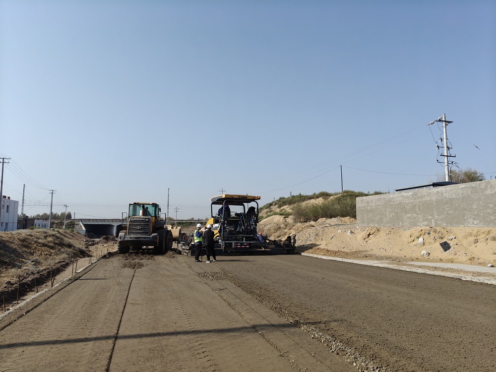 陜煤建設(shè)路橋分公司物流園區(qū)二號(hào)進(jìn)場(chǎng)道路大干快上，吹響項(xiàng)目建設(shè)“沖鋒號(hào)”
