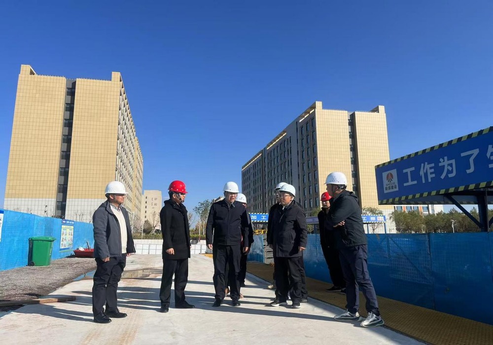 鄂爾多斯市代建中心及應用技術(shù)學院校方對鄂爾多斯市應用技術(shù)學院項目進行調(diào)研